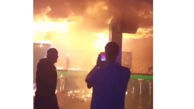 Во время пожара во Львове, где пострадало 22 человек, посетители ночного клуба делали фото на фоне огня. Это видно из видео, которое обнародовали львовские спасатели.
