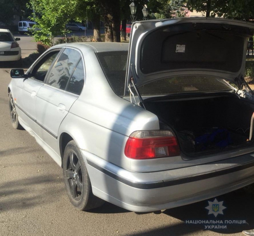 Вчора, 19 червня, за порушення ПДР, а саме самовільно встановлену решітку на номерному знаку автомобіля, у центрі Перечина поліцейські зупинили автомобіль «BMW» під керуванням 21-річного чоловіка.
