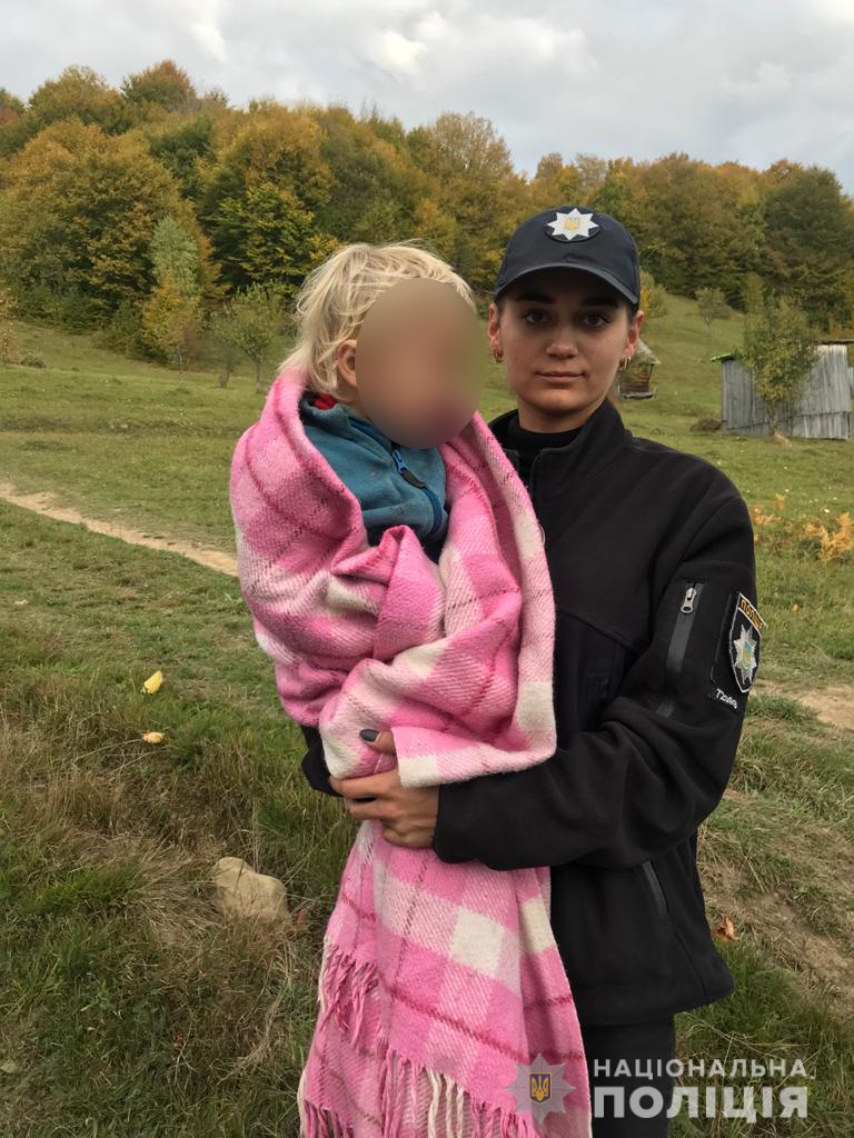В селе Розтоки Раховского района из двора дома исчезла маленькая девочка. Полиция быстро разыскала ребенка и вернула его семье. 