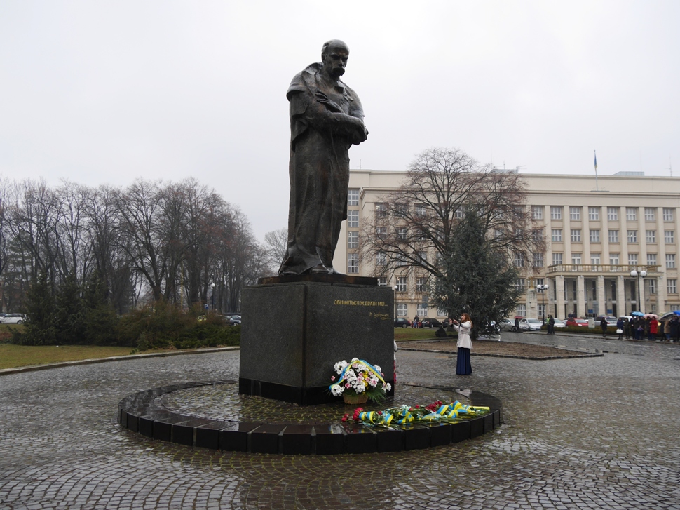 Сьогодні, напередодні 204-ї річниці з дня народження Великого Кобзаря, в Ужгороді відбулося традиційне урочисте покладання квітів до пам’ятника Тарасу Шевченку на площі Народній.

