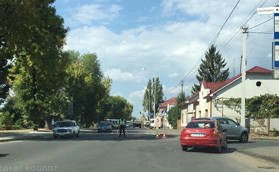 На перехресті вулиць Гагаріна та Лавріщева в Ужгороді трапилась ДТП за участі двох вантажівок. 
