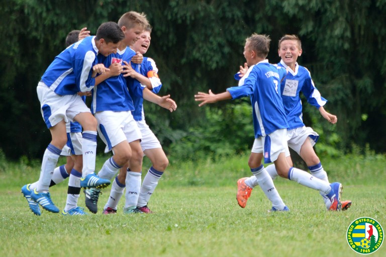У селищі Буштино Тячівського району команди хлопців 2005–2006 років народження визначили між собою кращих.

