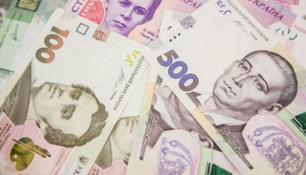 У понеділок, 25 березня, згідно офіційного курсу НБУ, українська гривня зміцнилася щодо долара на 30 копійок, а щодо євро – на понад 50.