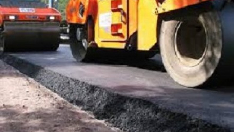 В проекте государственного бюджета на 2016 год правительство предусматривает на строительство и ремонт дорог 3,3 миллиарда гривен, заявил Арсений Яценюк в эфире программы 