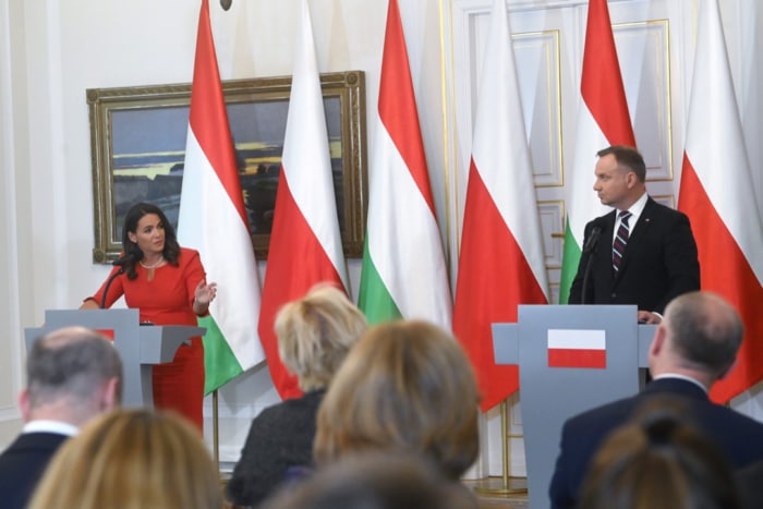 Угорщина та Польща закликають Європейську комісію вжити заходів для забезпечення того, щоб дві країни могли отримати виділення, на які вони мають право з Фонду реконструкції ЄС.