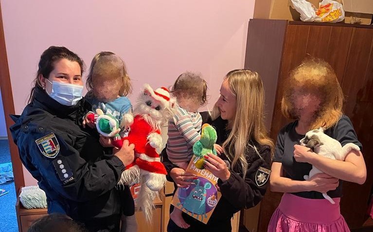 Инспекторы по делам несовершеннолетних Ужгородской милиции посетили семьи, оказавшиеся в трудной жизненной ситуации. Сотрудники полиции принесли детям теплую одежду и яркие игрушки.