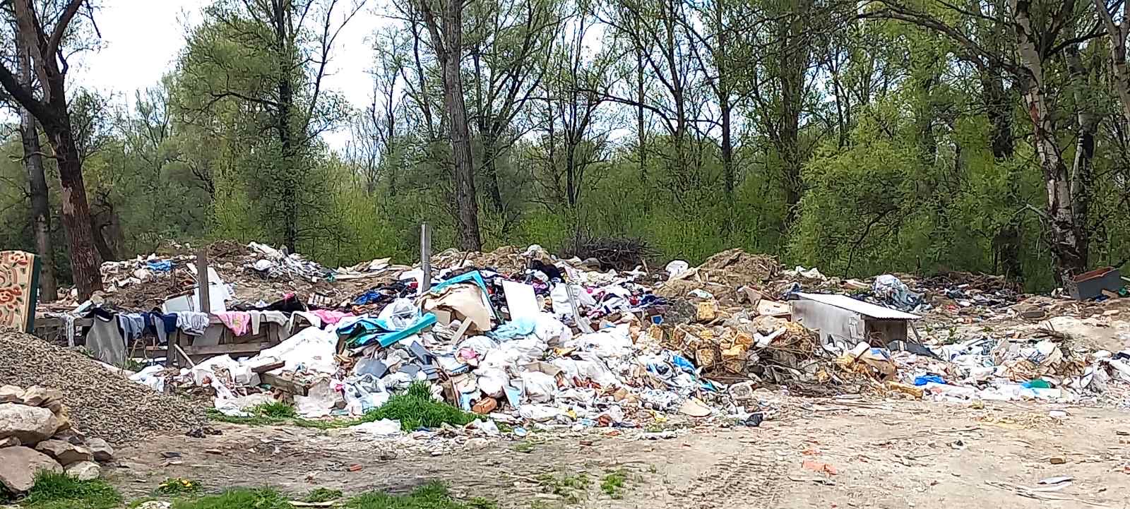 Державна екологічна інспекція Закарпаття за заявами громадян
встановила на Ужгородщині стихійні сміттєзвалища.