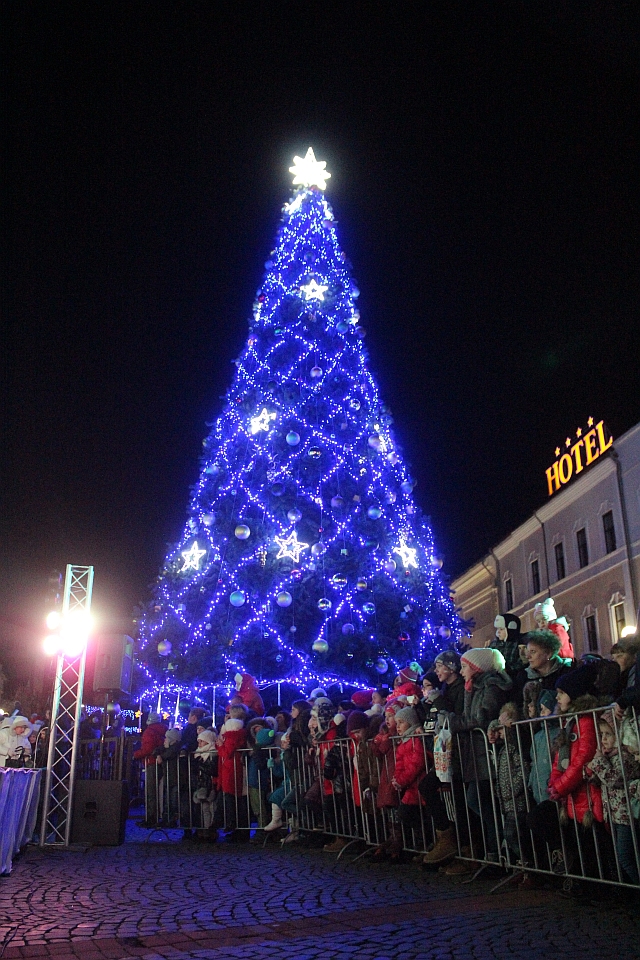 В Мукачеві, на центральній площі Кирила та Мефодія напередодні Дня святого Миколая урочисто відкрили новорічну ялинку.