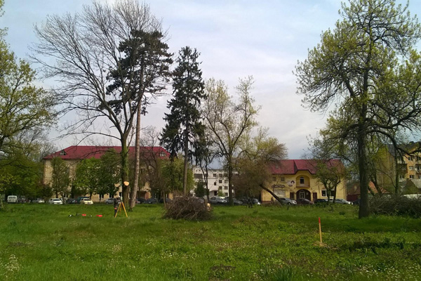 Старе римо-католицьке та реформатське кладовище у центральній частині Тячева не використовується за призначенням з 1960-х років.
