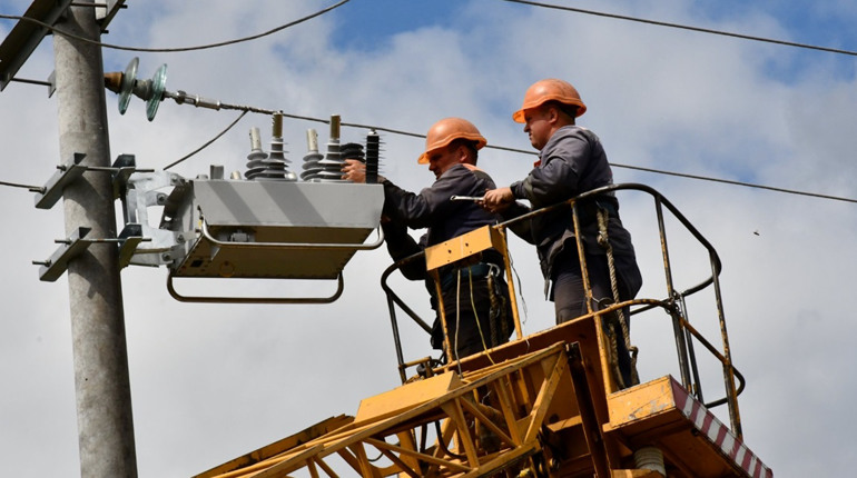 В енергосистемі України зберігається значний дефіцит електроенергії, погіршення погодних умов ускладнює ремонтні роботи з відновлення електромереж.