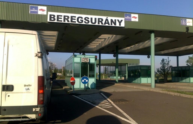 Депутаты областного совета обратились к Премьер-министру Украины с просьбой продлить рабочее время на двух пунктах пропуска на границе с Венгрией.