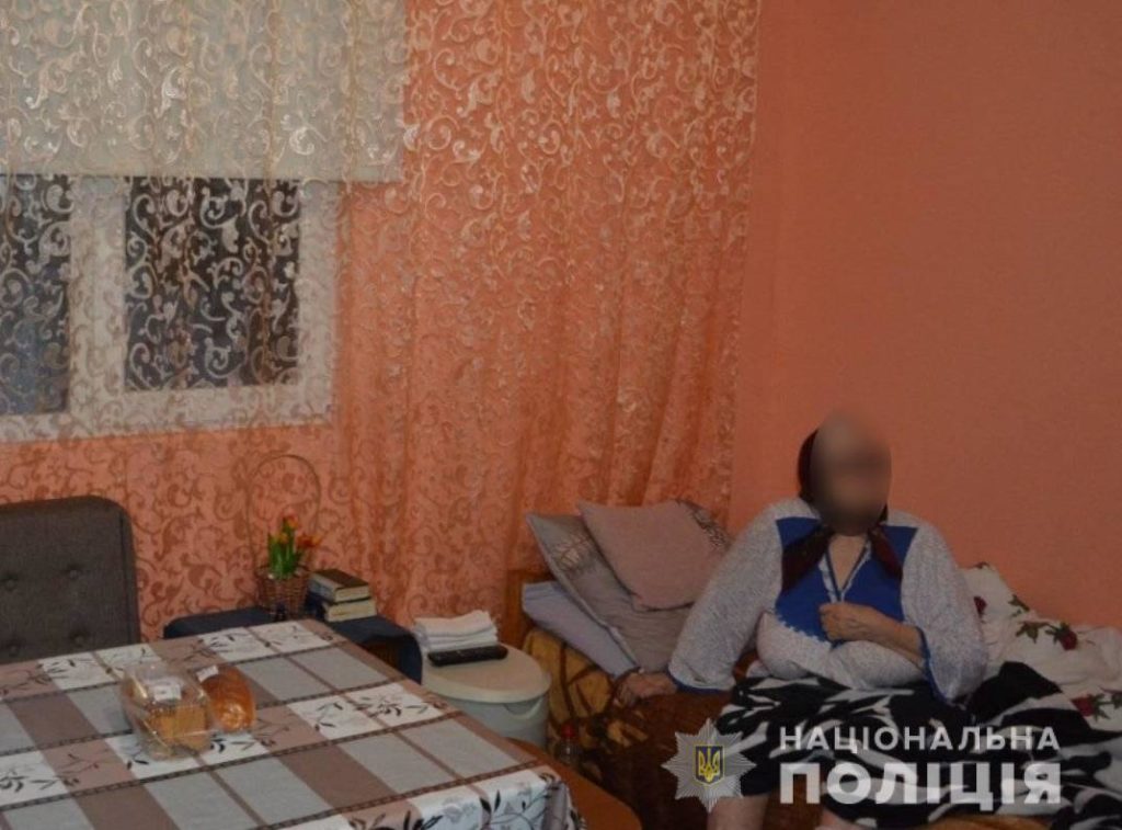 Вчора, 7 квітня, близько 8-ої години вечора, до поліцейських звернулася 45-річна жителька селища Тересва Тячівського району. У повідомленні жінки йшлося про розбійний напад на її 79-річну матір.