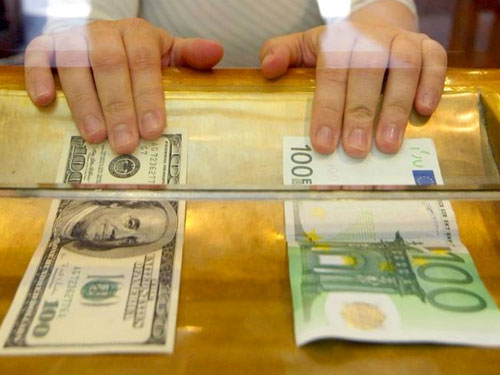 Доллар и российский рубль подешевели, евро подорожал.