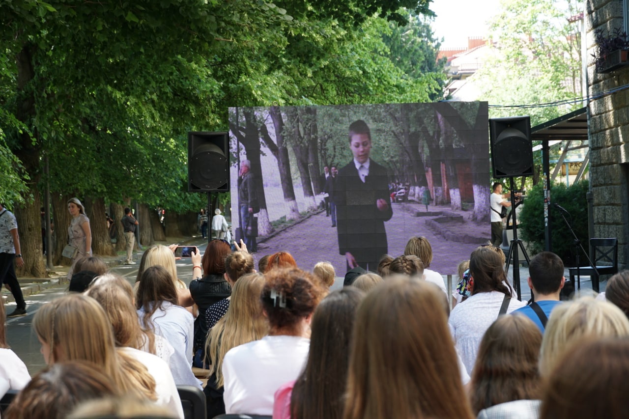 Благотворительная акция в поддержку военных на Набережной Независимости была организована Лингвистической гимназией имени Т.Г. Шевченко.