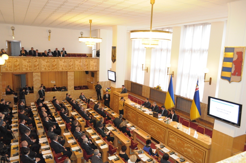 Сьогодні, 4 квітня, під час сесії Закарпатської обласної ради депутати жваво та емоційно обговорювали ситуацію, що склалася із перекриттям доріг на території області.