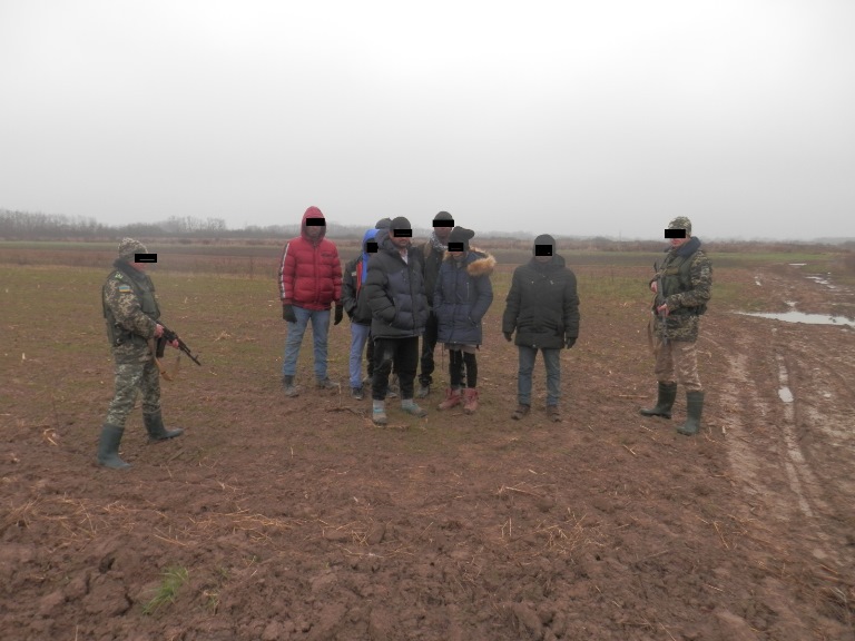 Учора прикордонниками Мукачівського загону було виявлено та затримано семеро осіб, які мали намір незаконно потрапити до сусідньої Угорщини.
