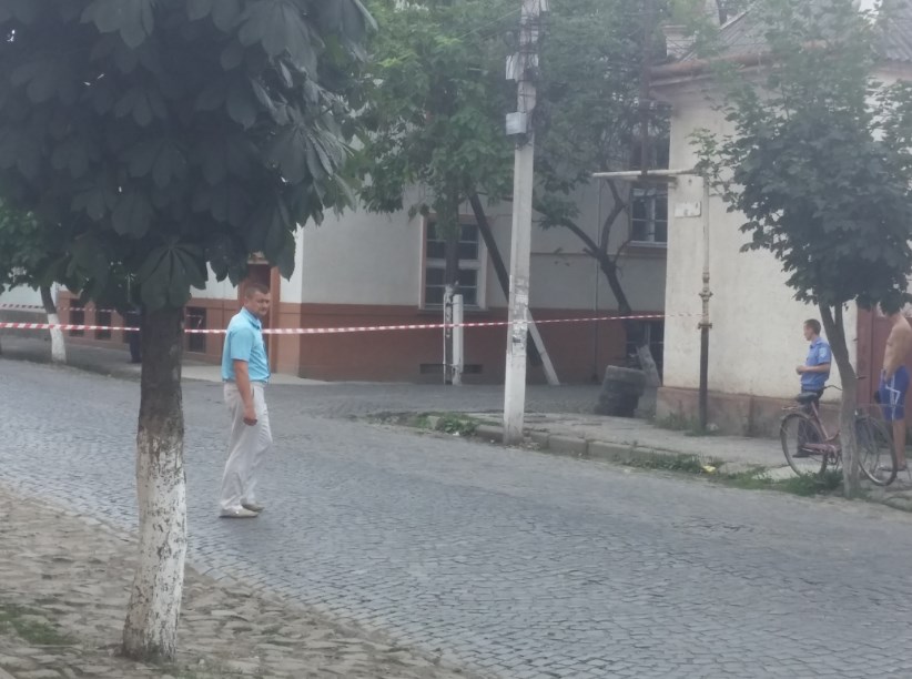 Щойно у Виноградові, неподалік центральної частини міста, на вулиці Станційній, знайшли гранату, схожу на бойову Ф-1.