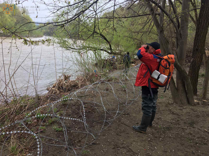 Ніяких слідів: на Рахівщині досі тривають пошуки водія, котрий зник після падіння авто у річку