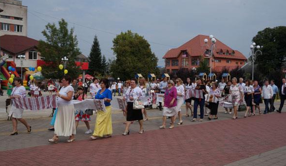 В День Флага на Почтовой площади в Тячеве устроили праздник полотенец и патриотический флешмоб.