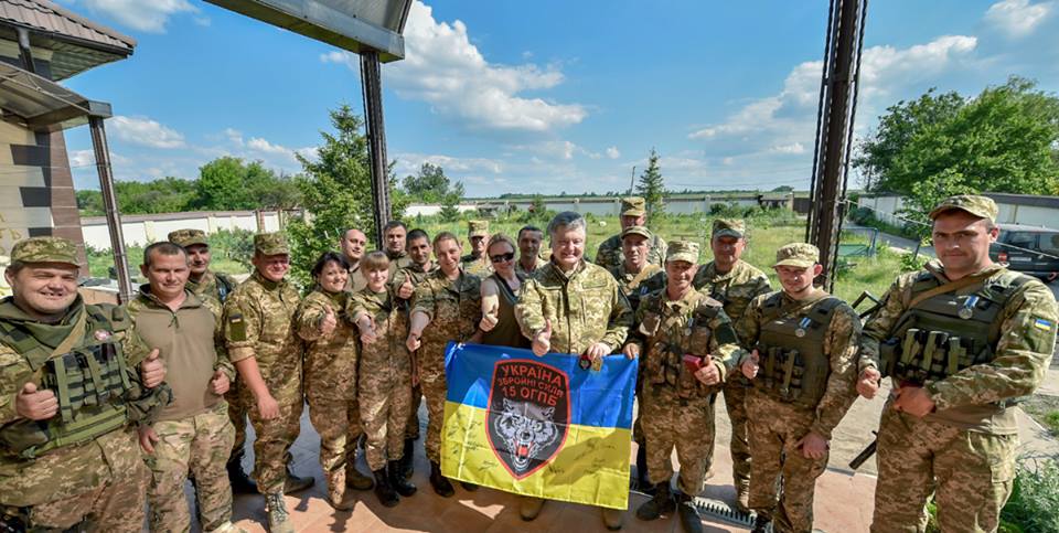 Президент Петр Порошенко подписал Указ о демобилизации военнослужащих пятой волны мобилизации во время поездки в Донецкой области.