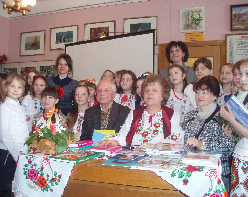 Голова письменницької організації приїхала зі Львова у Виноградів, щоб вручити  Юлії Драгун Міжнародну премію.