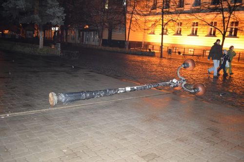 Сегодня около 19.00 вечера на центральной площади Берегова неизвестный на автомобиле снес массивный светильник, который по траектории падения повредил другой.