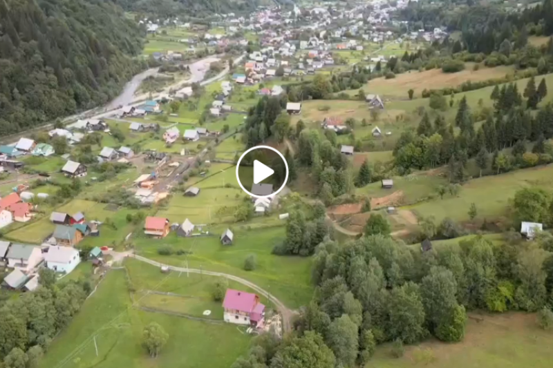 Відео зняте у форматі зйомки з дрона, тож село наче на долоні.
