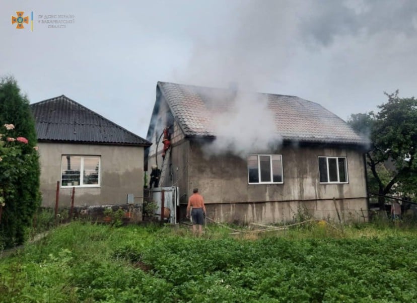 Сегодня рано утром солдаты пожарной части села Довхе отему до улицы Подхирна, где загорелся дом их односельчанина. 