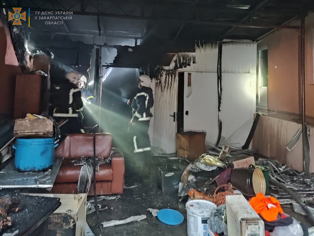 3 января в 08:10 в Службу спасения поступило сообщение о возгорании во флигеле, который служил летней кухней и соединял два жилых дома.