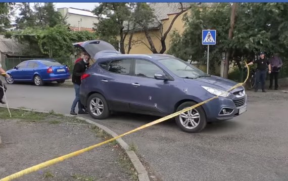 Внаслідок пострілів було пошкоджено автомобіль, сам полковник поліції Андрій Іванків тілесних ушкоджень не отримав.