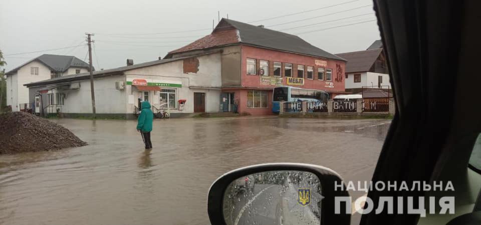 Сотрудники полиции Закарпатья усилили контроль безопасности на дорогах Раховского района, где произошло наводнение.