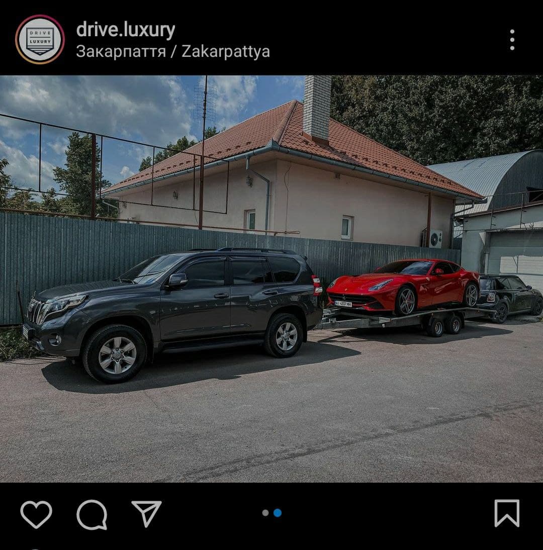Соцсеть удивила зрителей весьма неожиданным снимком, который был сделан в Мукачево. На фотографиях можно увидеть, как Toyota тянет на прицеп дорогого Ferrari на украинских дорогах.