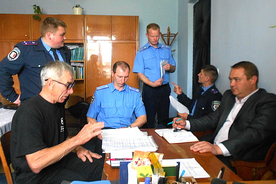 Начальник милиции общественной безопасности Перечина встретился с властями и жителями села Порошково.