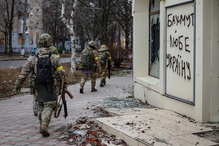 Президент України Володимир Зеленський заявив, що українські війська захищатимуть Бахмут, поки це буде розумно. 

