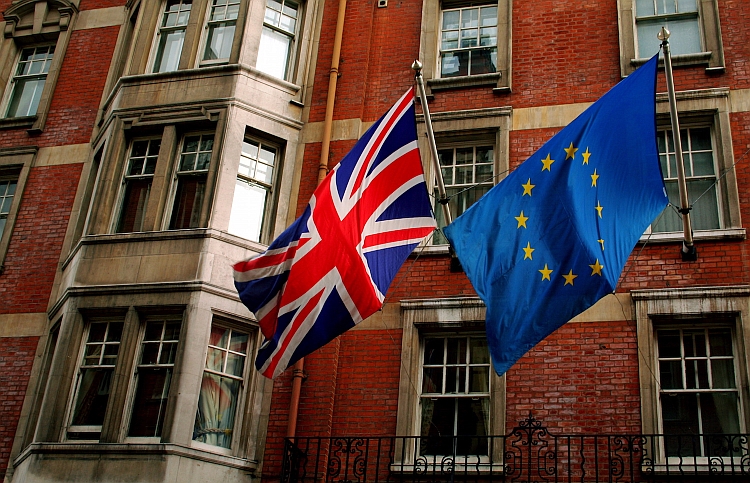 Всі громадяни ЄС, які живуть в даний момент в Великобританії, отримають право на постійне проживання на рівні з британцями, повідомляє The Telegraph.