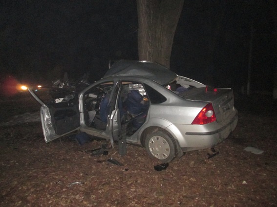 Сотрудники Тячевского отдела полиции выясняют обстоятельства автомобильной аварии, во время которой водитель «Ford Focus» не справился с управлением и въехал в дерево.