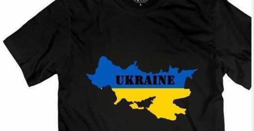 Китайские предприниматели выпустили партию футболок, на которых изображена Украина, территория которой занимает часть России и простирается вплоть до Казахстана.