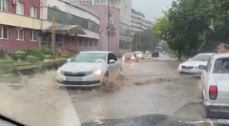 На Собранецком - непрерывный потоп. Очень трудно водить.