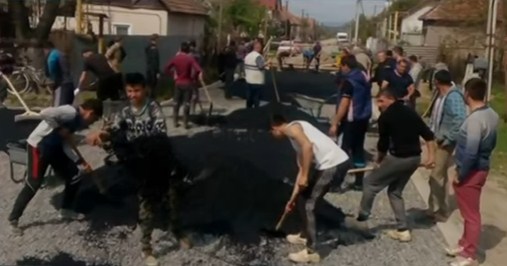 Про закарпатців, які самі заасфальтували дороги в селі, знову заговорили на всю країну / ВІДЕО