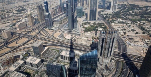 У Дубаї збираються оснастити автодороги новими щоглами освітлення, які забезпечать емірат Wi-Fi-мережею, а також прокласти дороги з фотоелементами.
