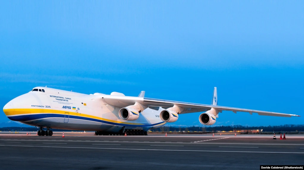 В результате воздушного нападения российских войск на аэродром Гостомель под Киевом был сожжен один из самых больших и мощных в мире самолетов украинского производства Ан-225 «Мрия». 