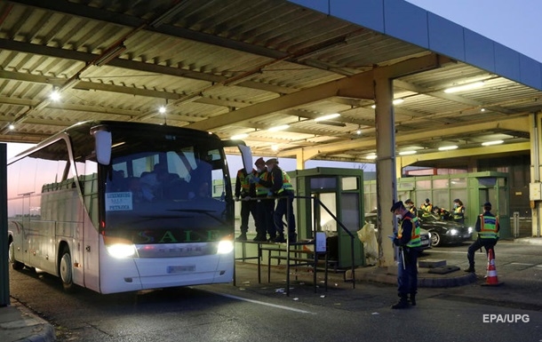 Чорногорські поліцейські заарештували двох водіїв автобуса, який віз українських туристів в Албанію.