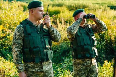 Сегодня в результате взаимодействия украинских пограничников с правоохранителями Румынии на Закарпатье было допущено незаконное переправление через границу еще одной партии табачных изделий.