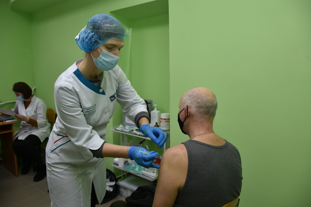 У Закарпатській області відсоток населення, повністю вакцинованого від Covid-19, становить 10%. Одну дозу щеплення від коронавірусу отримали 15% мешканців Закарпаття.