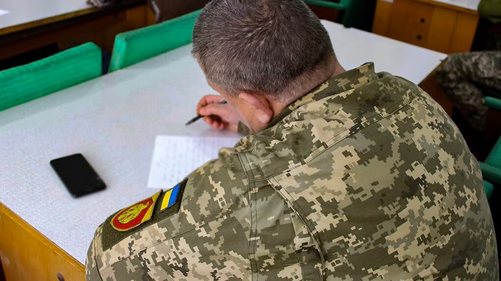 Українцям розповіли, хто може проходити військову службу лише за власним бажанням та місцем проживання.

