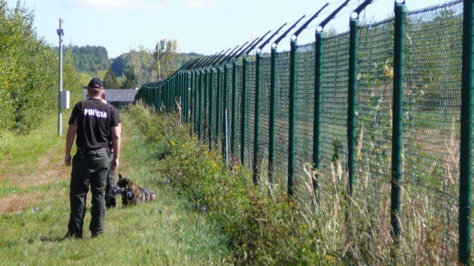 27 вересня словацькі службовці поблизу населеного пункту Петровце (Словаччина), неподалік державного кордону України, затримали 15 іноземців без документів.