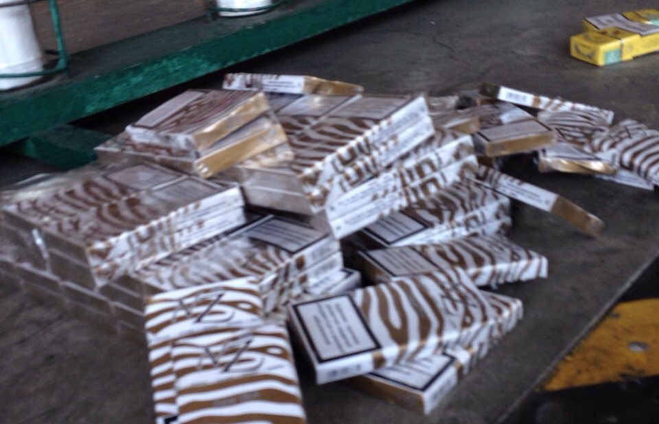 Щойно на митному посту «Ужгород» Закарпатської митниці ДФС припинено незаконне вивезення з України тютюнових виробів та бурштину.