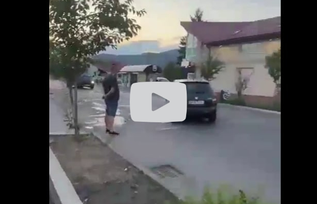 Вчора, 4 серпня, з'явився відеоролик, як у Хусті, ймовірно, не твереза жінка стала учасницею аварії.