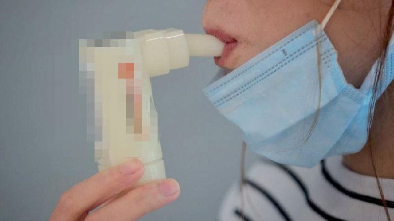 Ученые в Словакии разработали устройство fastBreathSpec, которое обнаруживает коронавирус за дыханием человека.