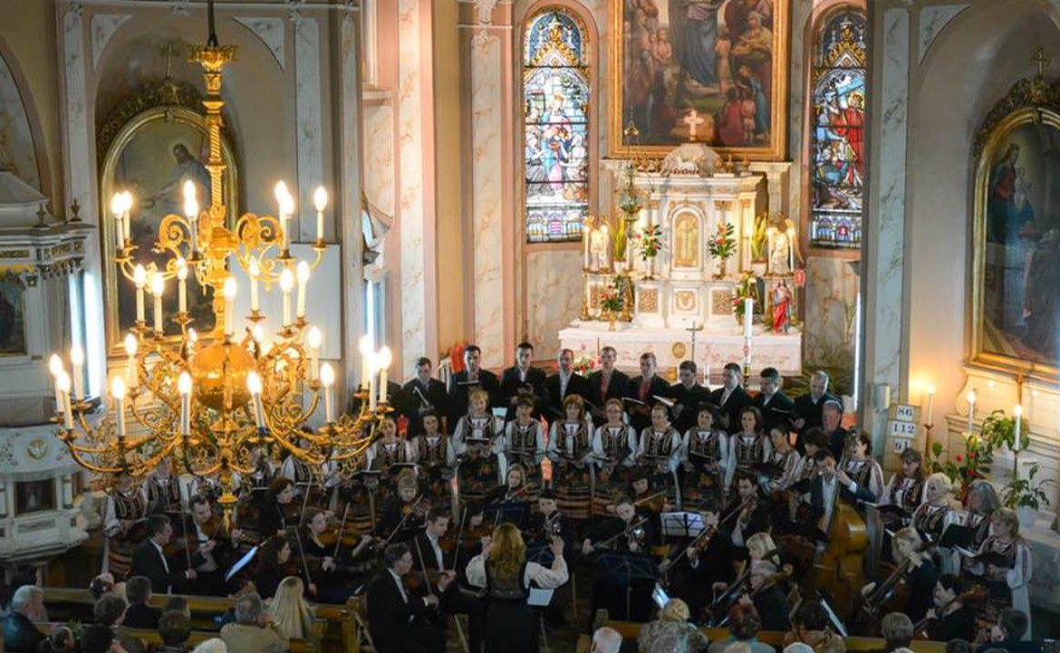 «Під ангелами Різдва» – програму під такою назвою готує для ужгородців та гостей міста Заслужений академічний Закарпатський народний хор.